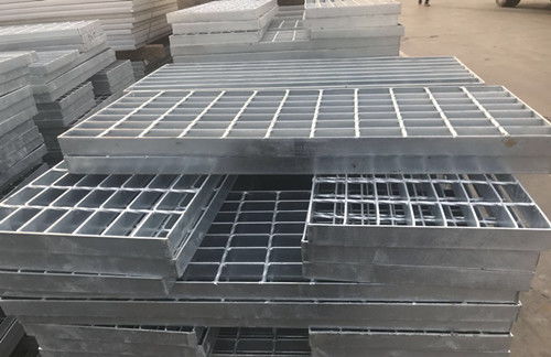 鋼格板與盤梯踏步板 工業(yè)建筑中的安全實用之選